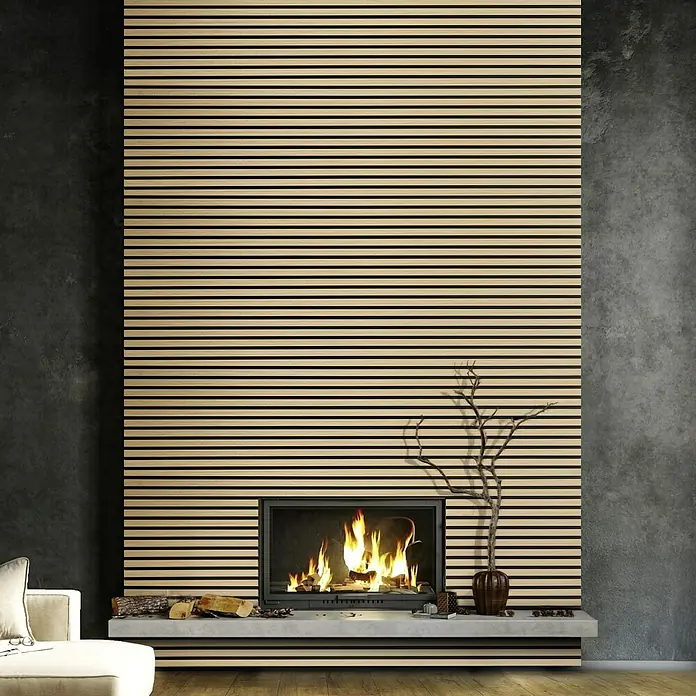 FibroTech Akustikpaneel Quanti - Light Oak, 2.440 x 520 x 18 mm - Moderne Kaminwand mit horizontalen Holzlamellen und brennendem Feuer in einem zeitgenössischen Wohnraum.