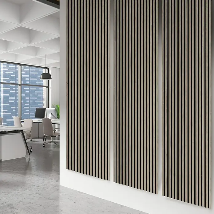 FibroTech Akustikpaneel Quanti - Grey, 2.440 x 520 x 18 mm - Natürliche Holz-Akustikpaneele mit dunklen vertikalen Lamellen, in einem Büro installiert.