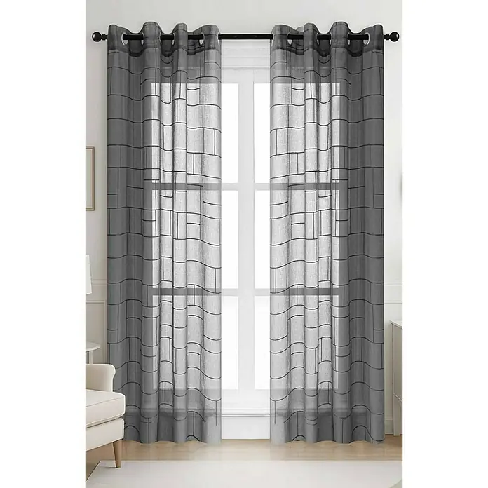 Visillo para ventana Arkala - An x Al: 140 x 260 cm, Gris - Dos cortinas grises transparentes con patrón de cuadrícula geométrica negra, colgadas de una barra frente a una ventana.