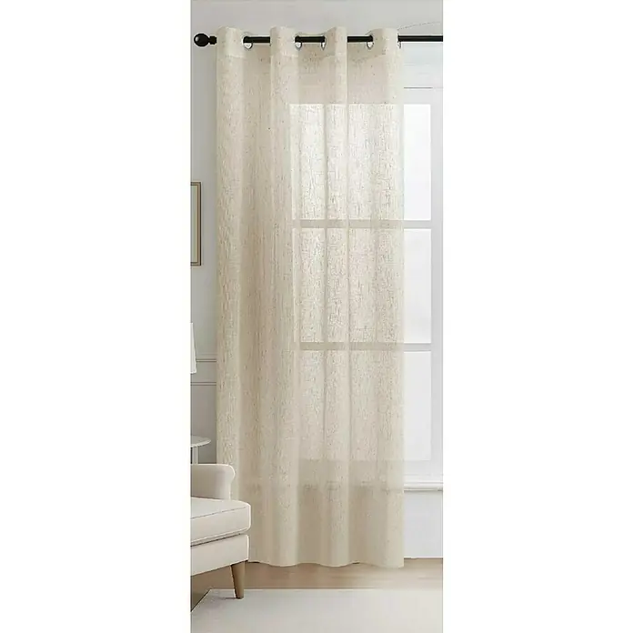 Visillo para ventana Antary - An x Al: 140 x 260 cm, Taupe - Una cortina traslúcida texturizada de color beige claro con ojales cuelga de una barra oscura, filtrando la luz de una ventana en una habitación.