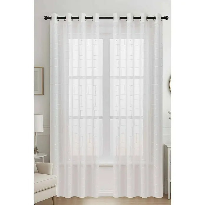 Visillo para ventana Arkala - An x Al: 140 x 260 cm, Blanco - Dos cortinas blancas transparentes con un sutil patrón geométrico, colgadas de una barra negra con ojales.