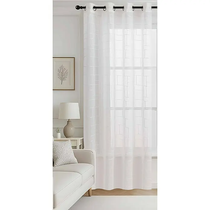 Visillo para ventana Arkala - An x Al: 140 x 260 cm, Blanco - Cortina visillo blanca con patrón geométrico sutil y ojales metálicos, colgada en una habitación luminosa.