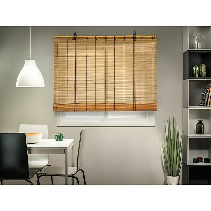 Estor enrollable de bambú - An x Al: 80 x 180 cm, Roble, Unicolor - Estor enrollable de bambú con cordones negros cubriendo una ventana en un comedor.