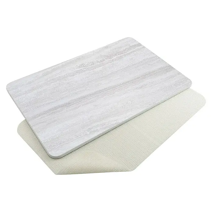 Spirella Alfombra Diatomita - Giulio, 39 x 60 cm, Materia mineral - Tabla de cortar gris claro efecto mármol con esquinas redondeadas sobre una alfombrilla texturizada crema.