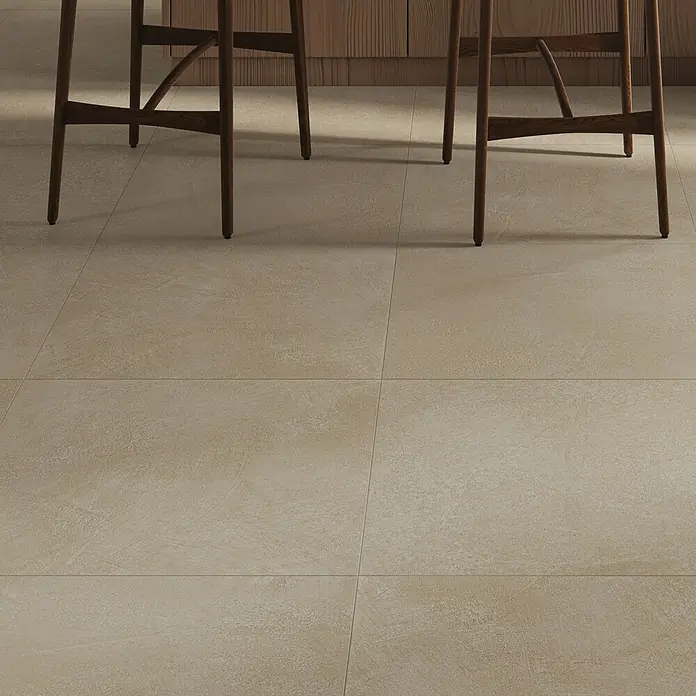 Atlas Concorde Solution Feinsteinzeugfliese Lexington - 60 x 120 cm, Lilium, Matt - Beige Bodenfliesen mit Steinoptik und strukturierter Oberfläche, unter Holzmöbeln in einem Raum verlegt.