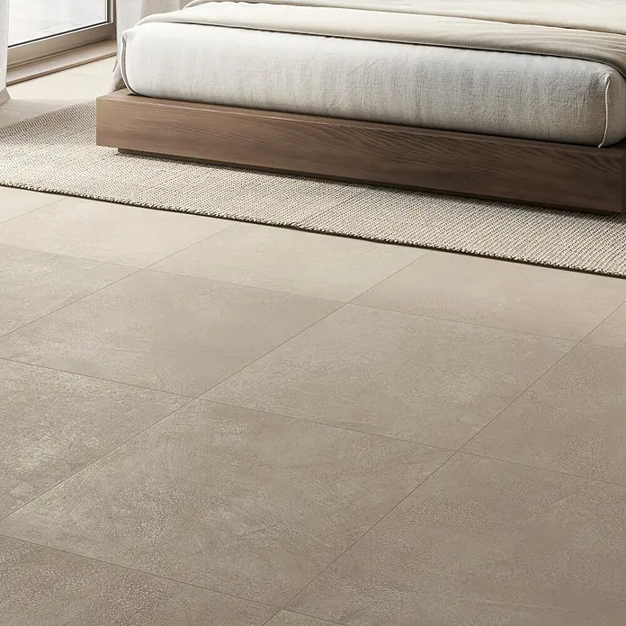 Atlas Concorde Solution Feinsteinzeugfliese Lexington - 60 x 120 cm, Dusty, Matt - Große, strukturierte, hellbeige Bodenfliesen in einem modernen Schlafzimmer.