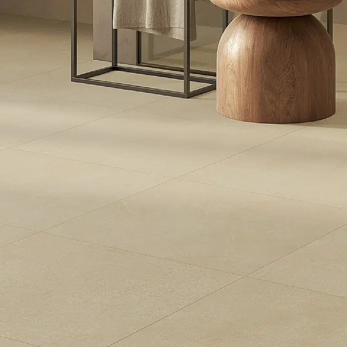 Atlas Concorde Solution Feinsteinzeugfliese Lexington - 30 x 60 cm, Gold, Matt - Hellbeige Bodenfliesen mit subtiler Textur im Großformat für ein modernes Badezimmerambiente.