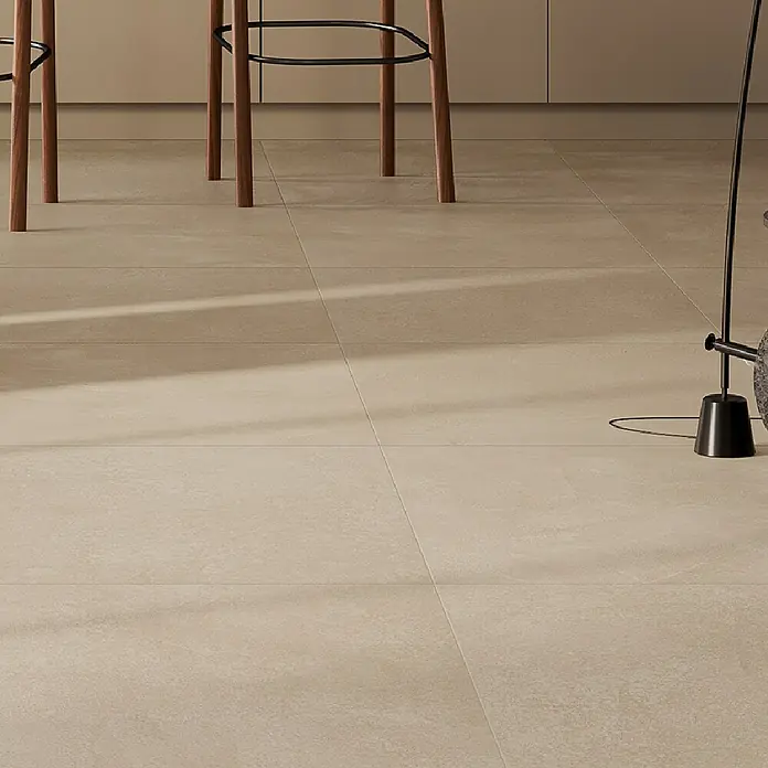 Atlas Concorde Solution Feinsteinzeugfliese Lexington - 30 x 60 cm, Dusty, Matt - Helle beige Bodenfliesen mit Textur in modernem Interieur, mit Schatten und Holzstuhlbeinen.