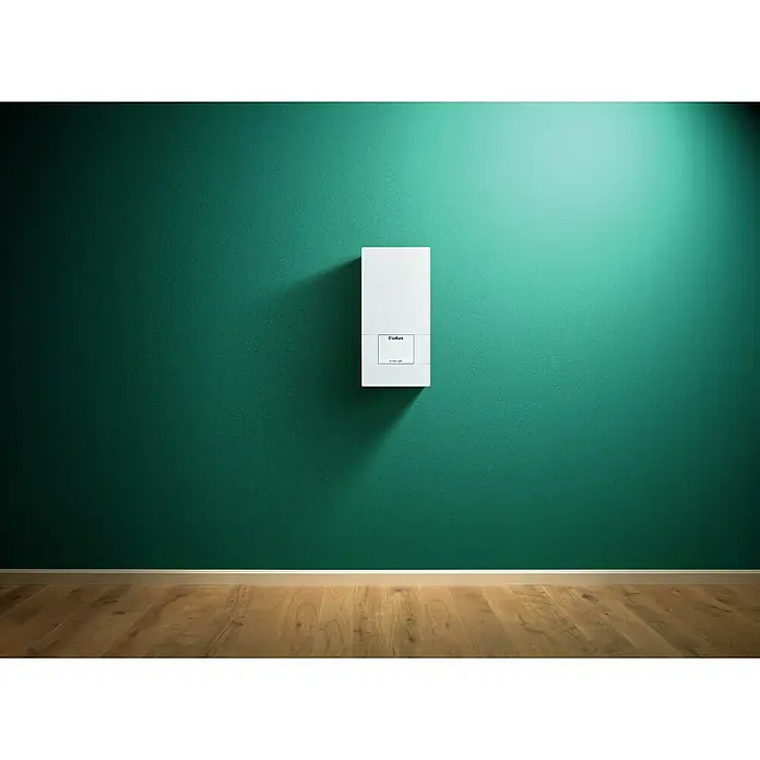 Vaillant Durchlauferhitzer Vedepure 21 - 21 kW, Elektronisch, Geschlossen - Weißer Vaillant-Boiler an einer Wand über einem Holzfußboden montiert.