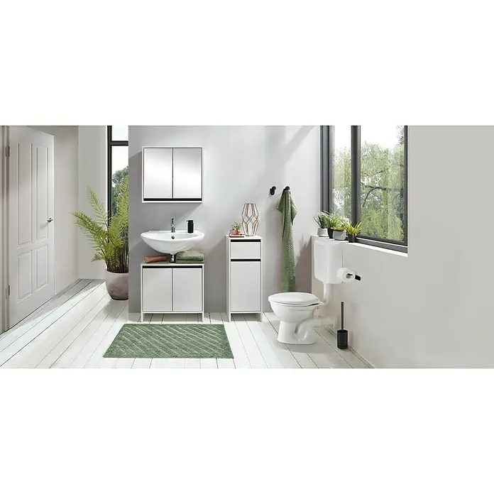 Waschtisch Delta - 54,8 x 46,3 cm, Ohne Spezialglasur, Hahnloch: Mitte, Mit Überlauf, Weiß - Helles, modernes Badezimmer mit weißen Möbeln mit schwarzen Akzenten, Waschbecken, Toilette, Spiegelschrank und grünen Dekoelementen.
