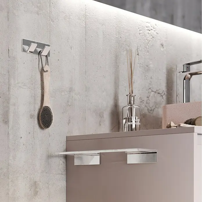 Toallero de barra Urban - Ancho: 30 cm, Cromo - Tres modernos ganchos de pared cromados, montados en una pared y sosteniendo un cepillo de cerdas naturales.