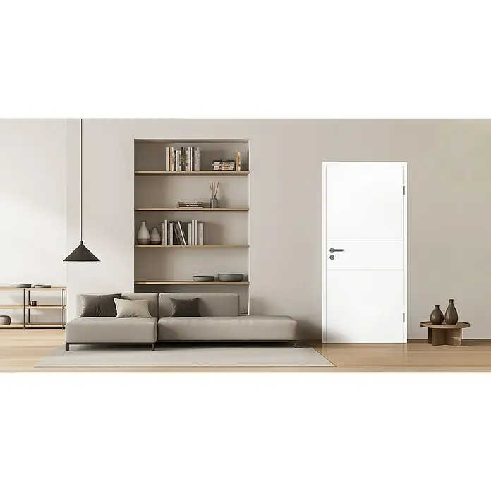 Kilsgaard Zimmertür 17/12 F-W - 860 x 1.985 mm, DIN Anschlag: Rechts, Weiß lackiert, ähnlich RAL 9010, Röhrenspan - Hellgraues Ecksofa mit Kissen in einem modernen Wohnzimmer mit Einbauregalen.