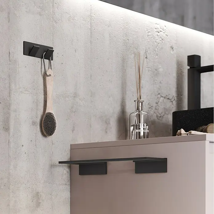 Toallero de barra Urban - Ancho: 30 cm, Negro - Perchero de pared negro con tres ganchos, sujetando un cepillo corporal de madera.