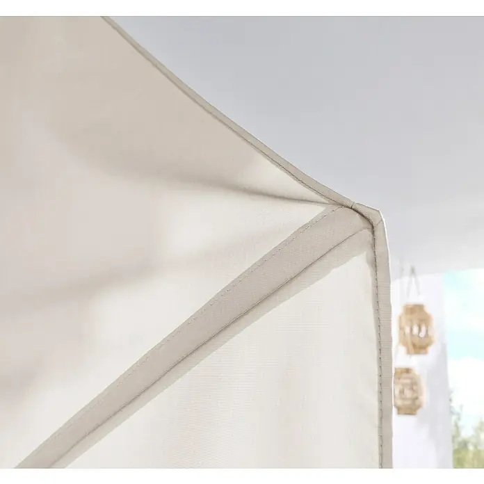 Sunfun Balkonfächer - Beige, 1,4 x 1,4 m - Detail einer hellbeigen gewebten Stoffecke mit verstärkten Nähten, wahrscheinlich von einem Sonnenschirm oder einer Markise.