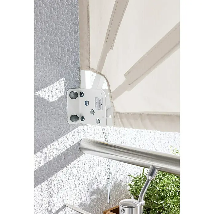 Sunfun Balkonfächer - Beige, 1,4 x 1,4 m - Weißer Markisenhalter mit silbernen Schrauben an einer strukturierten Wand, der beigen Stoff über einem Metallgeländer und Pflanzen trägt.