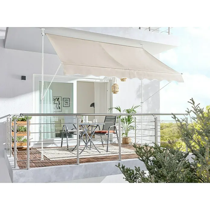 Sunfun Klemmmarkise / Senkrechtmarkise - Beige, Breite: 2,5 m, Ausfall: 1,3 m - Beigefarbene Markise aus Stoff, die einen Balkon-Sitzbereich beschattet.