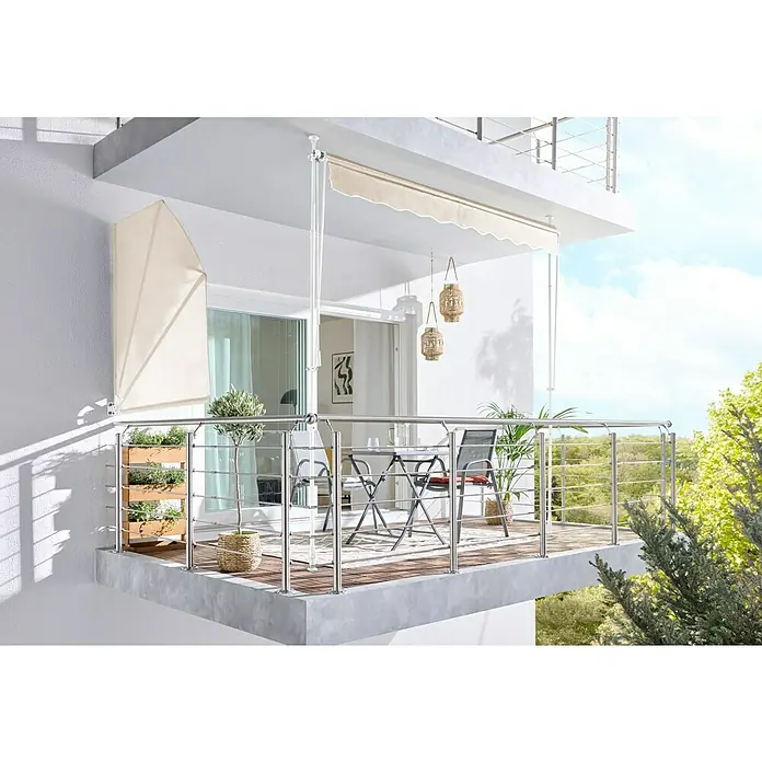 Sunfun Klemmmarkise / Senkrechtmarkise - Beige, Breite: 2,5 m, Ausfall: 1,3 m - Moderner Balkon mit schlankem Edelstahlgeländer, ausziehbaren cremefarbenen Markisen und gemütlichen Sitzgelegenheiten im Freien.