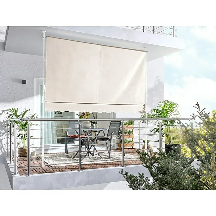 Sunfun Klemmmarkise / Senkrechtmarkise - Beige, Breite: 2,5 m, Ausfall: 1,3 m - Beige Rollladenmarkise auf einem Balkon, spendet Schatten über Sitzmöbeln. Mit dekorativem Wellenrand.