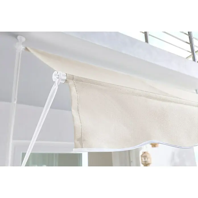 Sunfun Klemmmarkise / Senkrechtmarkise - Beige, Breite: 2,5 m, Ausfall: 1,3 m - Heller beigefarbener Sonnenschutzrollo aus Stoff mit weißem Saum, teilweise von der Halterung abgerollt.