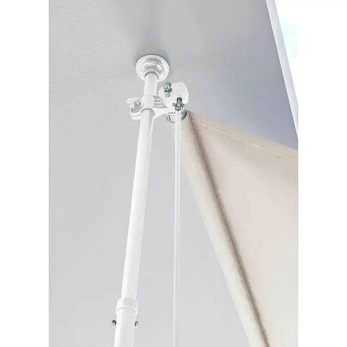 Sunfun Klemmmarkise / Senkrechtmarkise - Beige, Breite: 2,5 m, Ausfall: 1,3 m - Weißes, an der Decke montiertes Sonnen- oder Markisensystem mit Metallstangen, Beschlägen und aufgerolltem beigefarbenem Stoff.