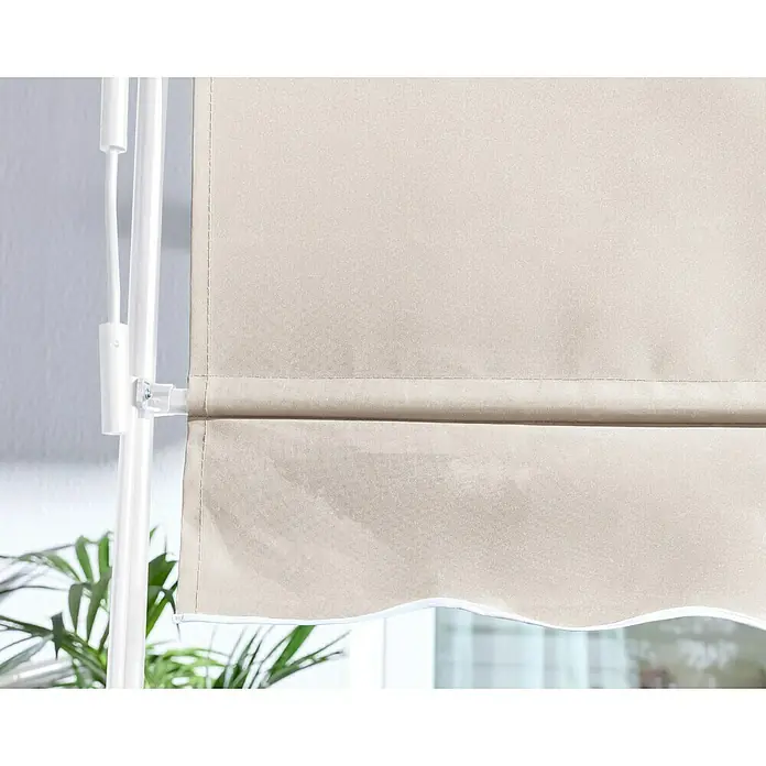 Sunfun Klemmmarkise / Senkrechtmarkise - Beige, Breite: 2,5 m, Ausfall: 1,3 m - Beiger Stoff-Raffrollo, teilweise heruntergelassen, mit weißem Bedienmechanismus links.