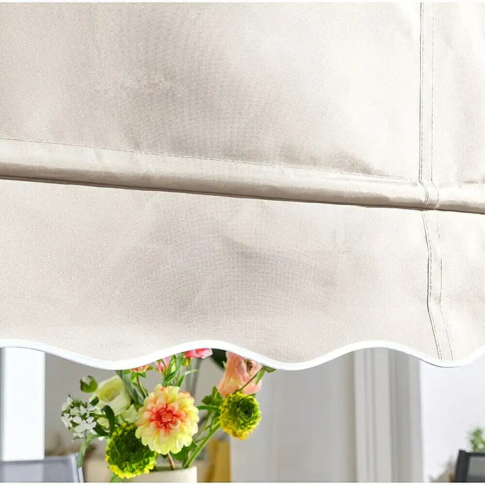Sunfun Klemmmarkise / Senkrechtmarkise - Beige, Breite: 2,5 m, Ausfall: 1,3 m - Heller, beiger Stoffrollladen mit Nähten und gewelltem Saum, in einem Raum.
