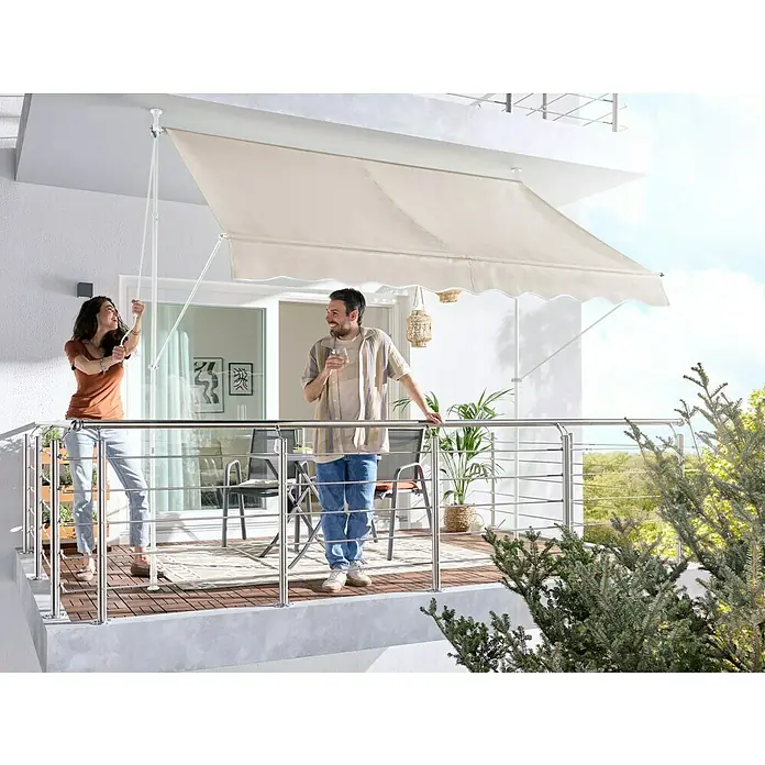 Sunfun Klemmmarkise / Senkrechtmarkise - Beige, Breite: 2,5 m, Ausfall: 1,3 m - Beige Balkonmarkise spendet Schatten auf einer Terrasse, wo Menschen die Natur genießen.