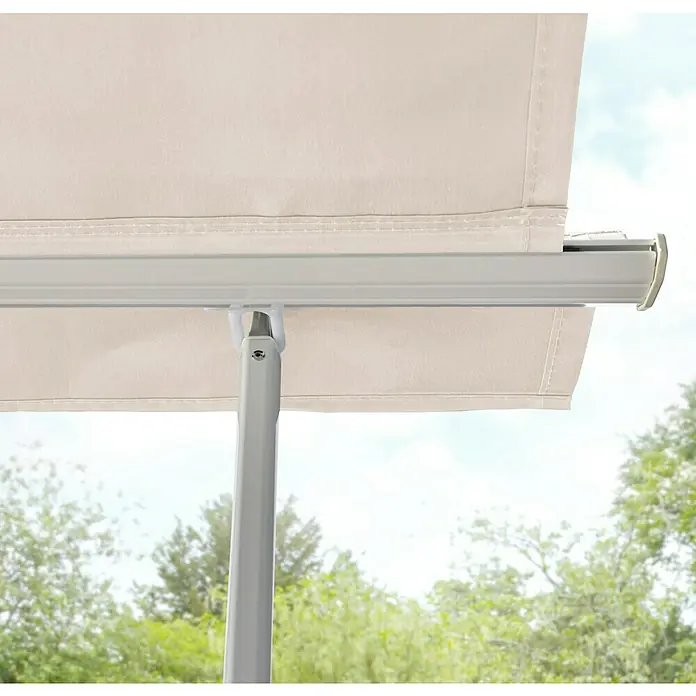 Sunfun Balkonverschattung / Balkonmarkise - Beige, Breite: 2,95 m, Ausfall: 2,45 m - Nahaufnahme von beigefarbenem Markisenstoff an grauem Metallrahmen mit Stützstange im Freien.