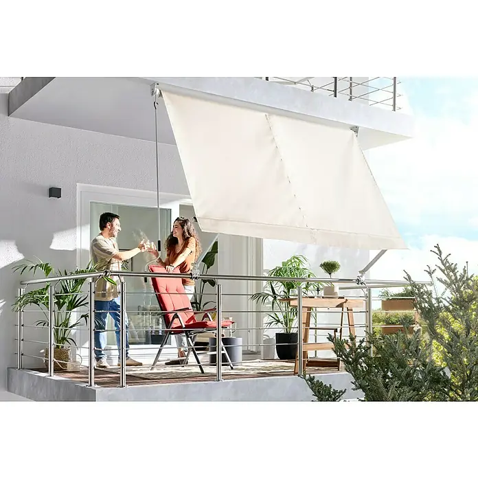 Sunfun Balkonverschattung / Balkonmarkise - Beige, Breite: 2,95 m, Ausfall: 2,45 m - Cremefarbene Seitenmarkise auf einem Balkon ausgefahren, spendet einem Paar Schatten.