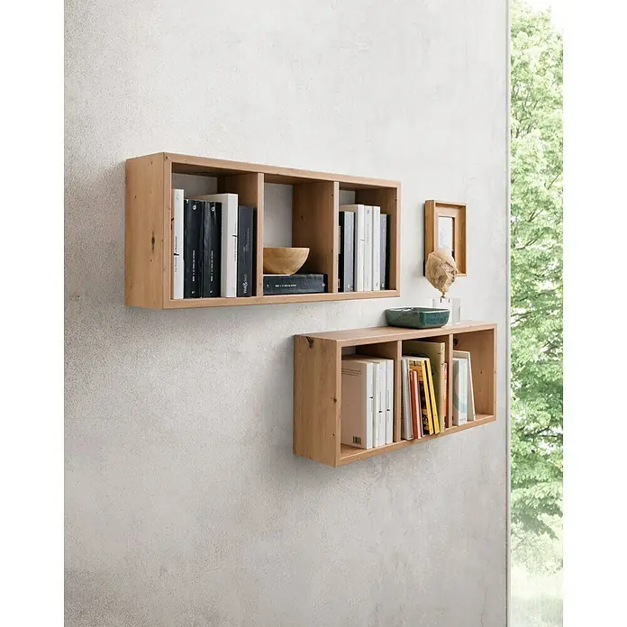 Format Wandregal Triade - L x B x H: 70 x 15 x 30 cm, Artisan Eiche - Zwei helle Holzwandregale, die Bücher und Dekorationsartikel an einer Wand präsentieren.