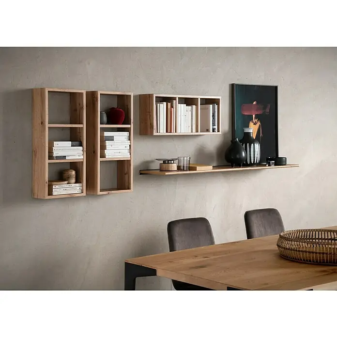 Format Wandregal Triade - L x B x H: 70 x 15 x 30 cm, Artisan Eiche - Hölzerne Wandregale und ein schwebendes Regal mit Büchern und Deko, an einer grauen Wand über einem Esstisch.