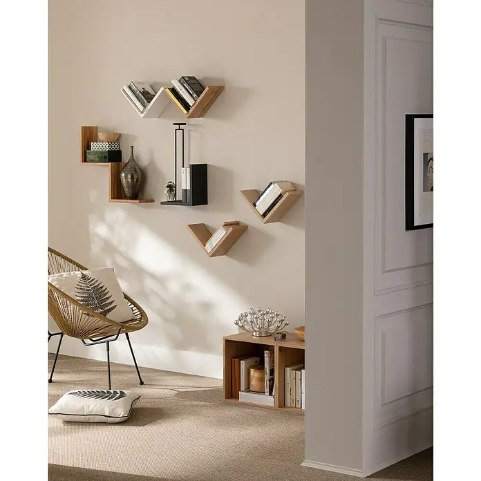 Format Regalboden Ali - L x B x H: 25 x 18 x 25 cm, Weiß - Dekorative Wandregale und ein niedriges Aufbewahrungselement aus Holz, mit Büchern und Ornamenten in einem Wohnzimmer arrangiert.