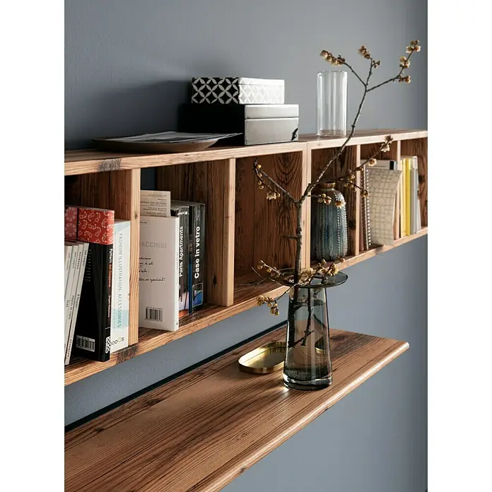 Format Wandregal Triade - L x B x H: 70 x 15 x 30 cm, Alpine - Holzwandregal mit Fächern, gefüllt mit Büchern, Vase und Dekoboxen.