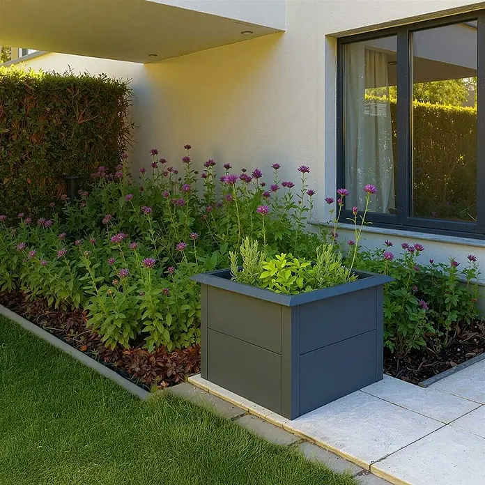 Metzler Hochbeet - 50 x 50 x 50 cm, Stahl, Anthrazit - Dunkelgrauer quadratischer Pflanzkasten auf einer gepflasterten Terrasse mit Pflanzen in einer modernen Gartenumgebung.