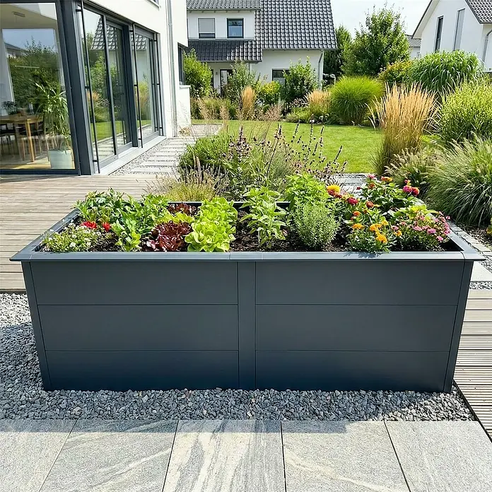 Metzler Hochbeet - 206 x 106 x 77 cm, Stahl, Anthrazit - Dunkelgraues Hochbeet gefüllt mit frischem Grün und bunten Blumen in einem modernen Garten.