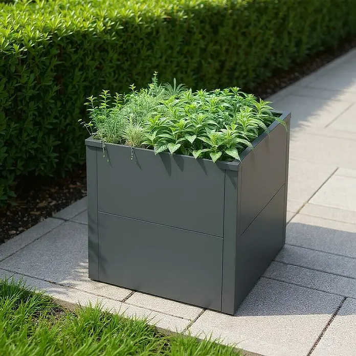 Metzler Hochbeet - 50 x 50 x 50 cm, Stahl, Anthrazit - Dunkelgrauer quadratischer Pflanzkasten mit grünen Kräutern, steht auf einer Terrasse.