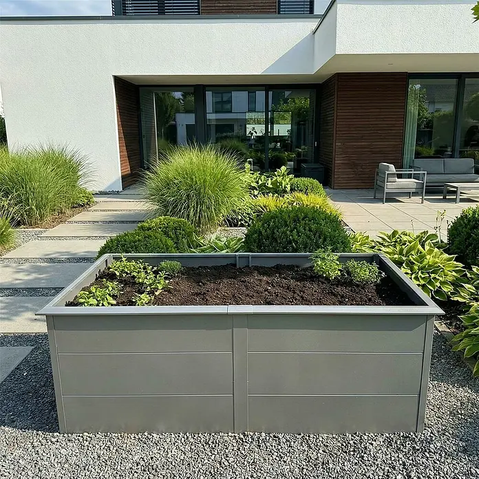 Metzler Hochbeet - 206 x 106 x 77 cm, Stahl, Grau - Ein großes graues Hochbeet, gefüllt mit Erde und kleinen Pflanzen, in einem modernen Garten.