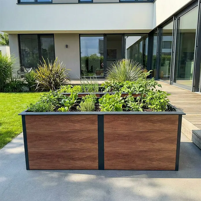Metzler Hochbeet - 206 x 106 x 77 cm, Stahl, Anthrazit/Braun - Ein rechteckiges Hochbeet mit dunklen Holzoptik-Paneelen und schwarzem Metallrahmen, gefüllt mit verschiedenen Grünpflanzen. Es steht auf einer modernen Außenterrasse.