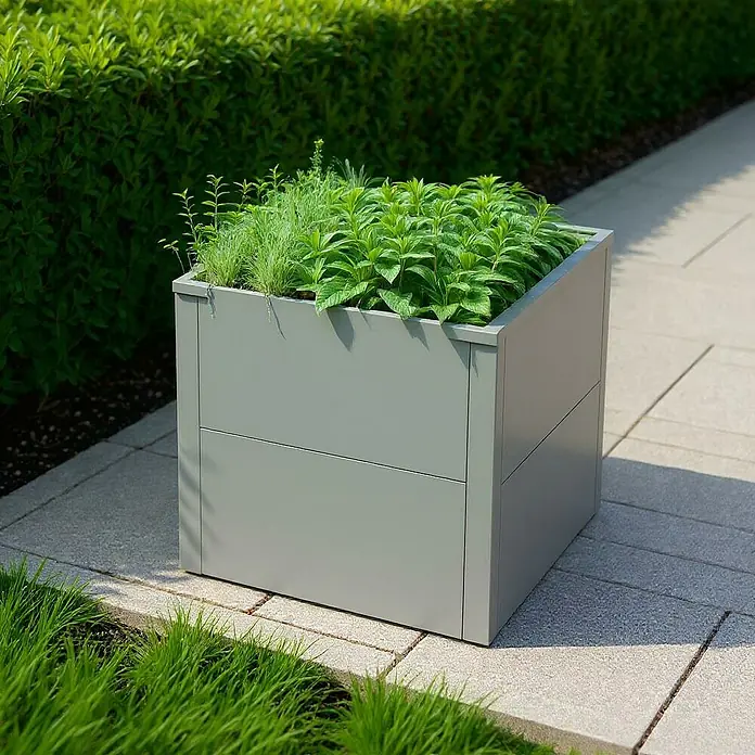 Metzler Hochbeet - 50 x 50 x 50 cm, Stahl, Grau - Quadratischer grauer Metall-Pflanzkübel mit grünen Pflanzen.