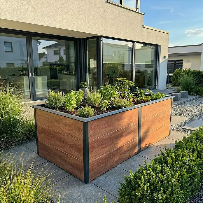 Metzler Hochbeet - 206 x 106 x 77 cm, Stahl, Anthrazit/Braun - Großes Hochbeet mit Holzoptik-Paneelen und dunklem Metallrahmen, mit Kräutern bepflanzt, auf moderner Terrasse.