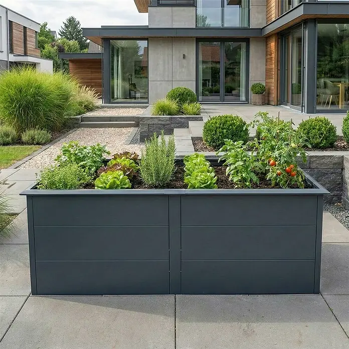 Metzler Hochbeet - 206 x 106 x 77 cm, Stahl, Anthrazit - Ein dunkelgraues Hochbeet, gefüllt mit frischem Gemüse und Kräutern, steht auf einer Terrasse in einem modernen Garten.