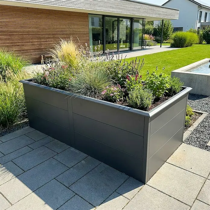 Metzler Hochbeet - 206 x 106 x 77 cm, Stahl, Eisenglimmer - Großes, rechteckiges dunkelgraues Metall-Pflanzgefäß, mit diversen Pflanzen und Blumen befüllt, in einem modernen Gartenambiente.