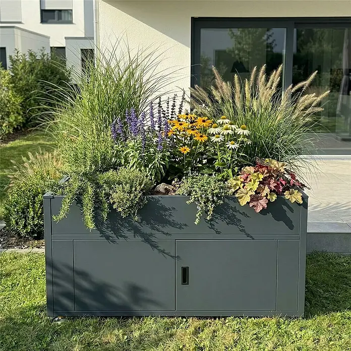 Metzler Hochbeet mit Stauraum - 160 x 50 x 85 cm, Stahl, Anthrazit - Dunkelgraues Metall-Pflanzgefäß mit integrierten Stauschrankfächern, gefüllt mit bunten Pflanzen und Kräutern, im sonnigen Garten.