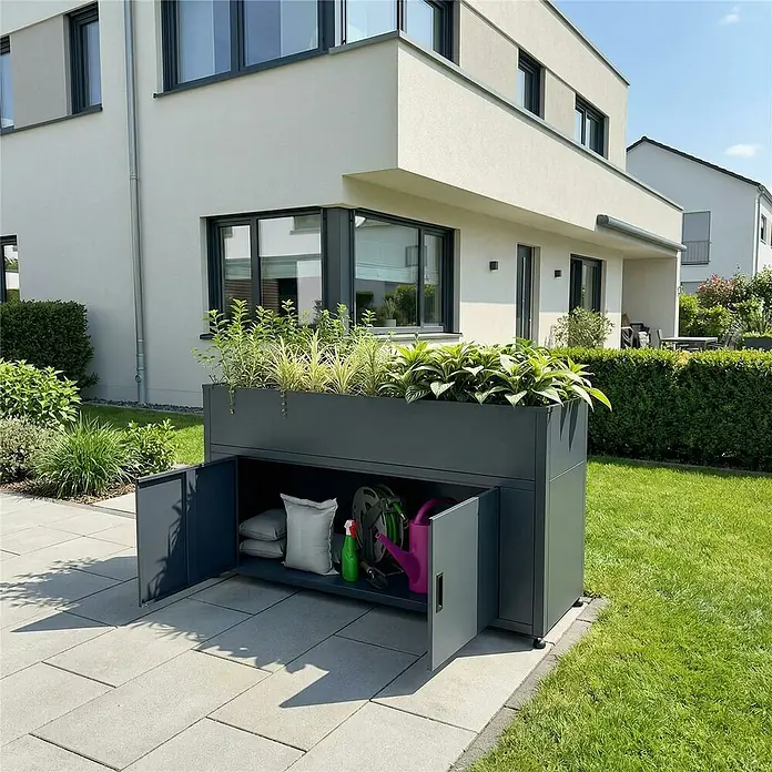 Metzler Hochbeet mit Stauraum - 160 x 50 x 85 cm, Stahl, Anthrazit - Dunkelgrauer Pflanzkasten mit integriertem Stauraum, oben Pflanzen, innen Gartengeräte, auf einer Terrasse.