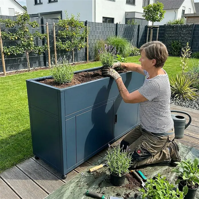 Metzler Hochbeet mit Stauraum - 160 x 50 x 85 cm, Stahl, Anthrazit - Dunkelgraues Metall-Hochbeet mit Schränken, zum Pflanzen von Lavendel auf einer Holzterrasse genutzt.