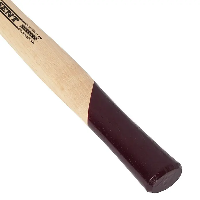 Wisent Schlosserhammer300 g, Holz Hickory - Nahaufnahme des Holzstiels eines Hammers, teilweise braun lackiert, mit Bauhaus-Gütesiegel.