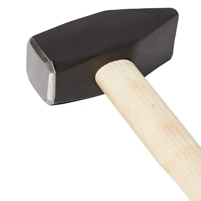 Wisent Vorschlaghammer - 5.000 g - Nahaufnahme eines Vorschlaghammers mit schwarzem Kopf und hellem Holzgriff, ein robustes Werkzeug für schwere Arbeiten.