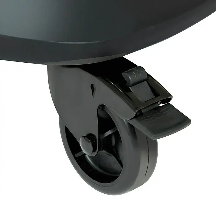 Herkules Elektro-Nass- & Trockensauger H-NT 50 Inox - 1.600 W, 50 l - Detailaufnahme eines schwarzen Rades mit Bremse eines Produkts, das Mobilität und Sicherheit vereint.
