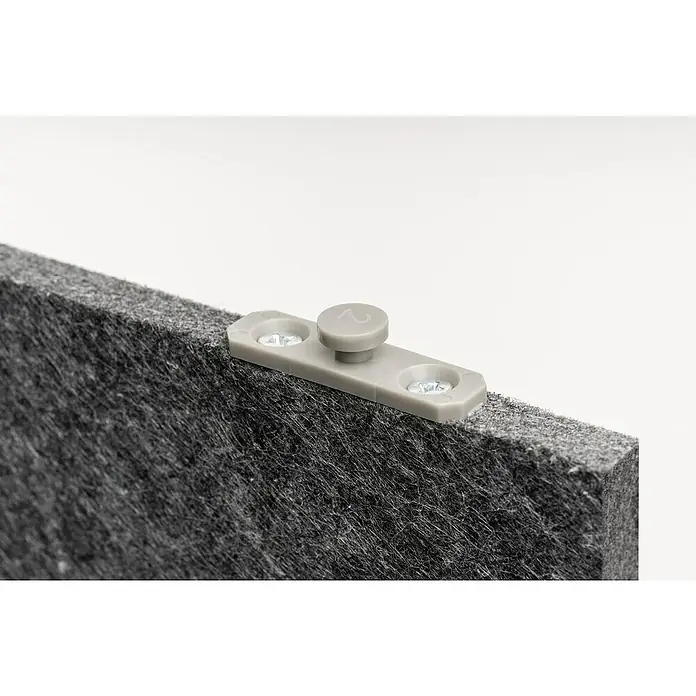 Gleiter - Weiß, Für Schienen mit 6 mm Laufkanal, 4 Stk. - Hellgraues Kunststoffverbindungselement mit zwei Schrauben an einer dunkelgrauen Filzplatte befestigt. Eine "2" ist auf dem Knopf sichtbar.