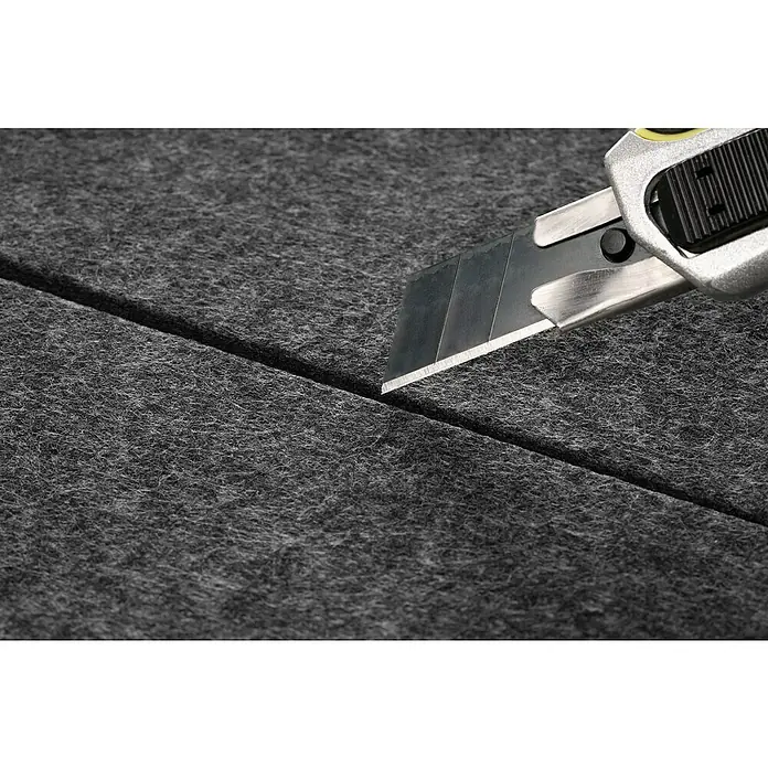 Lautloz Akustikpaneel Roundz - Hellgrau, Ø x S: 45 x 2,4 cm, 1 Stk. - Cuttermesser schneidet eine präzise Linie in dunkelgrauen Filz.